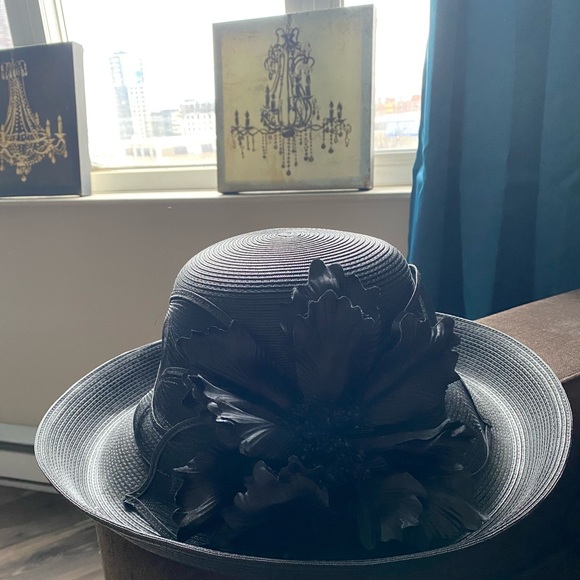 Beautiful wide rimmed showstopper special occasions straw hat - Picture 4 of 4